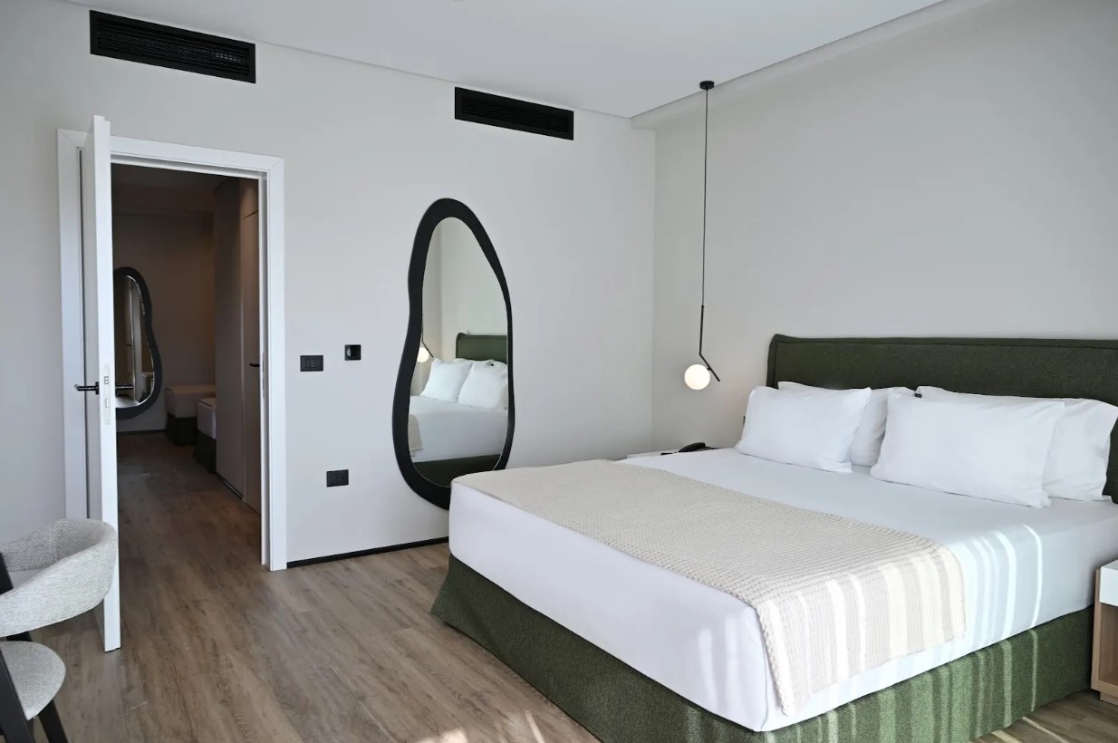 Deluxe Room 3